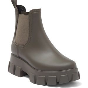 Platform Lug Sole Chelsea Rain Boot
JEFFREY CAMPBELL -Size 8